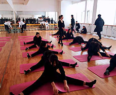 中原工學院職業教育聯合培養學生形體課 學生形體課